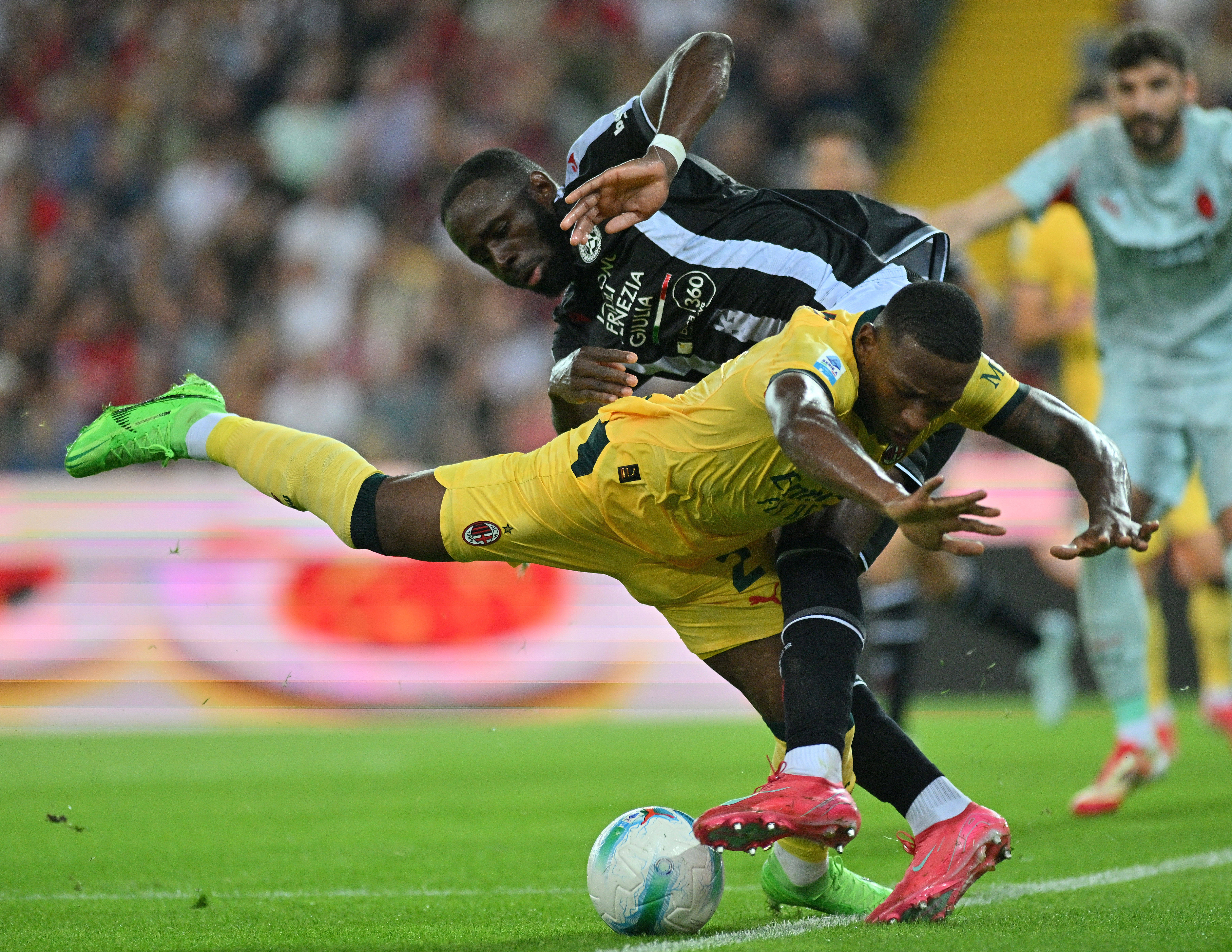 关于AC米兰主场2-0战胜曼联，晋级欧联杯半决赛的信息